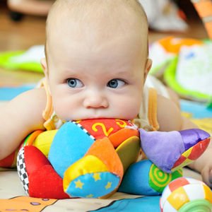 Bebeğim oyuncakları ile oynamıyor...