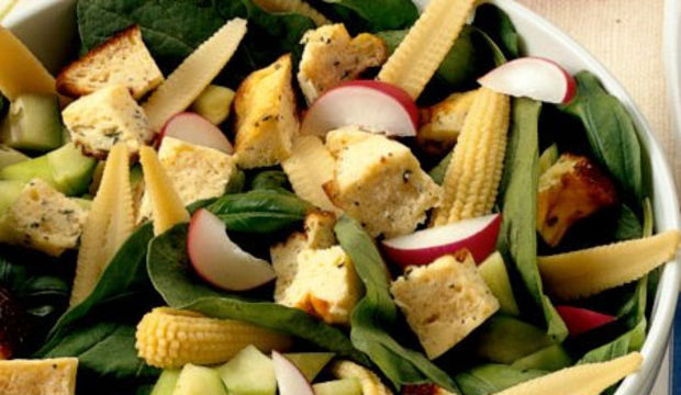 Mini mısırlı ve baharatlı peynirli kruton salatası