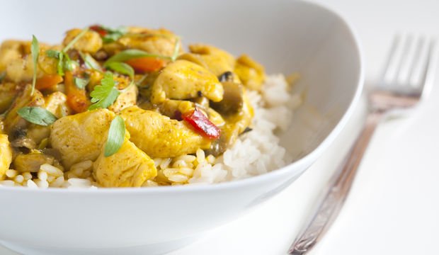 Köri soslu tavuk nasıl yapılır?