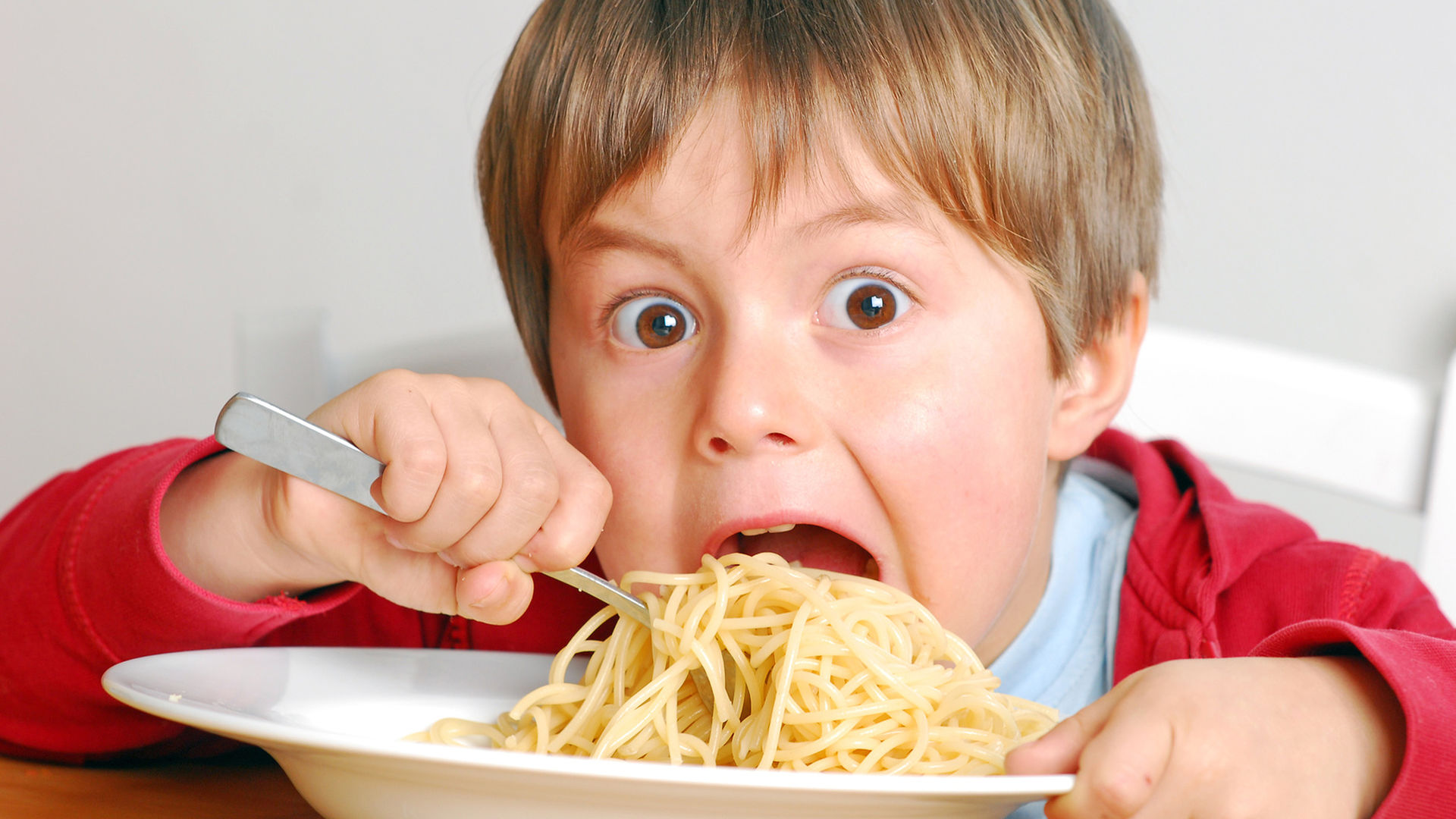 Французский голодный. Мальчик ест макароны. Еда для детей. Ребенок кушает. Кушать.