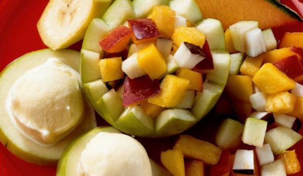 Elma kupta meyve salatası