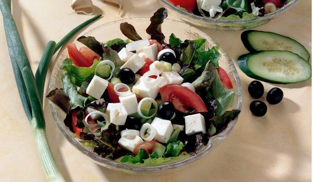 Beyaz peynirli yaz salatas nasl yaplr?