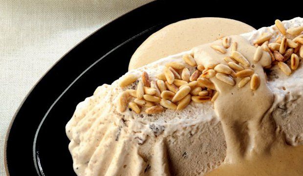 Barbunya püreli ve kuru mürdümerikli semifreddo, fıstık sos ile