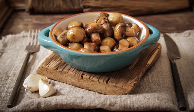 Tavada kızarmış ekmek ve sote mantar