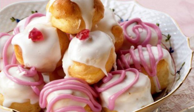 Beyaz ve pembe kremalı profiterol