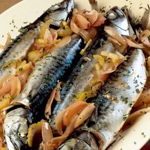 Tavada uskumru ve arpacıksoğanlı vinaigret