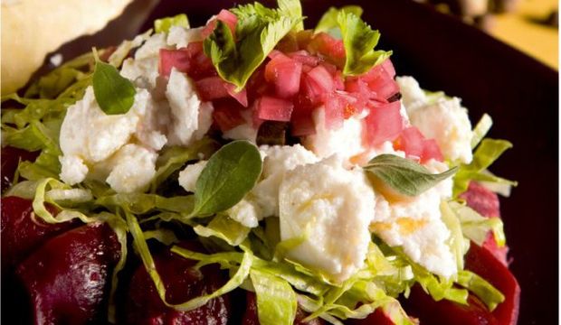 Zeytin ve Beyaz Peynirli Fırında Pancar Salatası tarifi