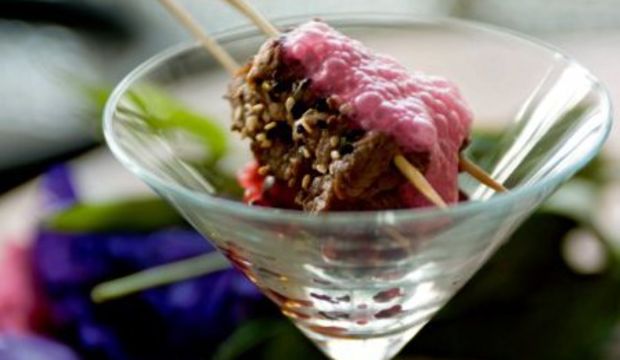 Bonfile şişler ve ılık noodle salatası