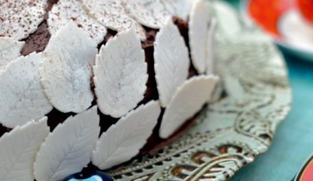gül yapraklı çikolatalı pasta