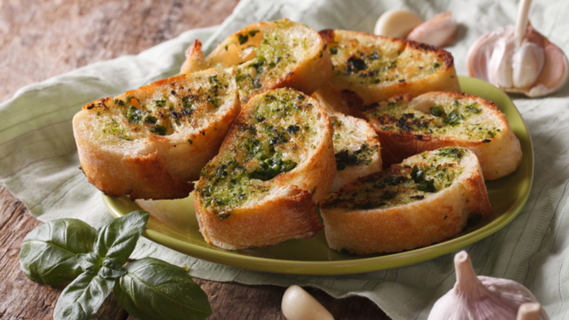 Гренки с чесноком и сыром. Как вкусно сделать хлеб с чесноком. Как вкусно сделать хлеб с чесноком. Сырные гренки. Как вкусно сделать хлеб с чесноком.