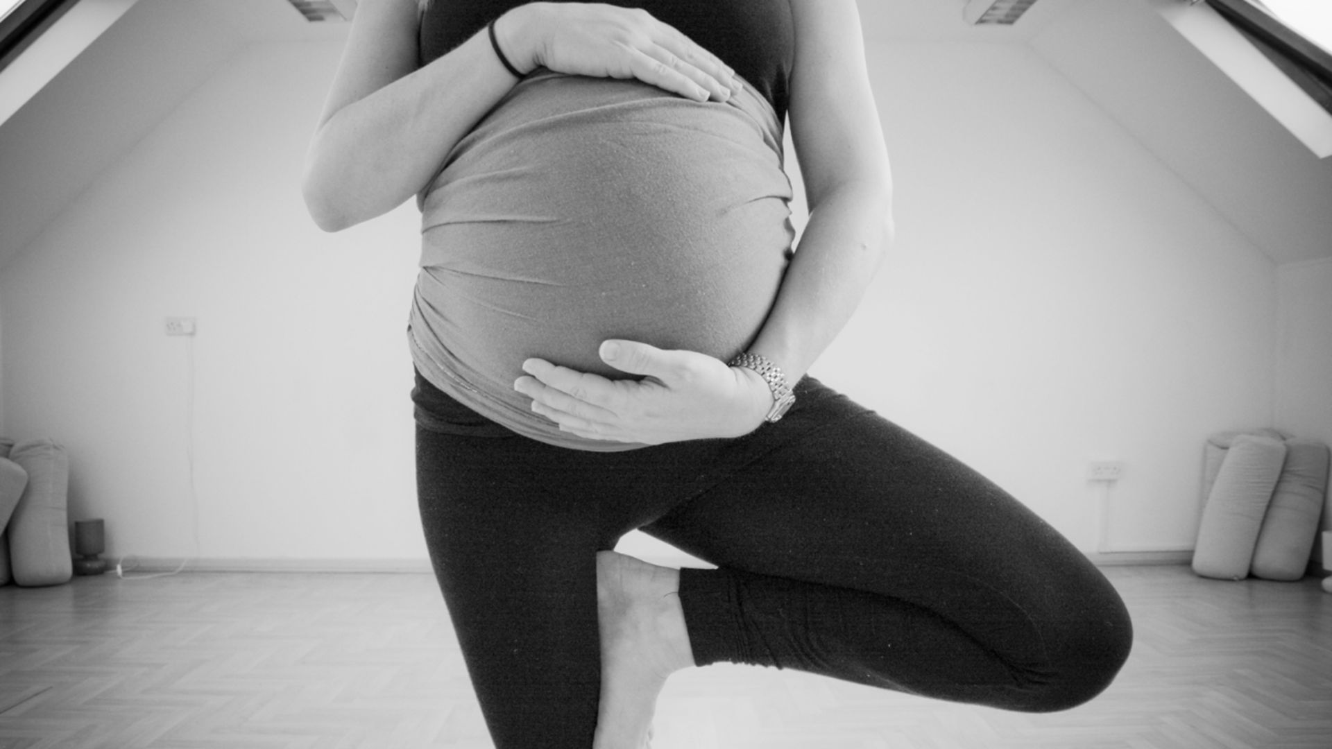 40 неделя ноет. Йога для беременных. Беременные йога. ЛФК для беременных. Гимнастика для беременных фото.