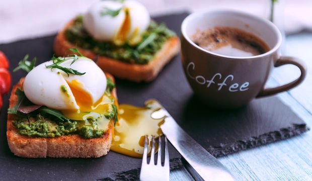 Poşe yumurta ve sebzeler