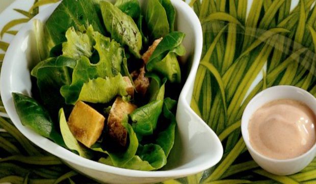 Kızartılmış tofu ve yeşillik