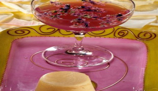 Çikolatalı ve kakaolu kıtır turta, vanilyalı bavarois ve çiçek çayı