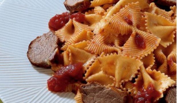 Kuzu eti soslu kelebek makarna...