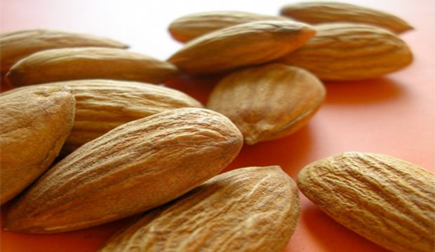 Soğuktan kızaran ellere bademyağı