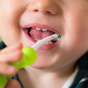 Bebeğin dişlerini ne zaman fırçalamaya başlamalı?