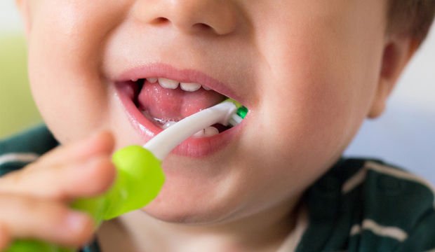 Bebeklerin diş bakımı nasıl olur?
