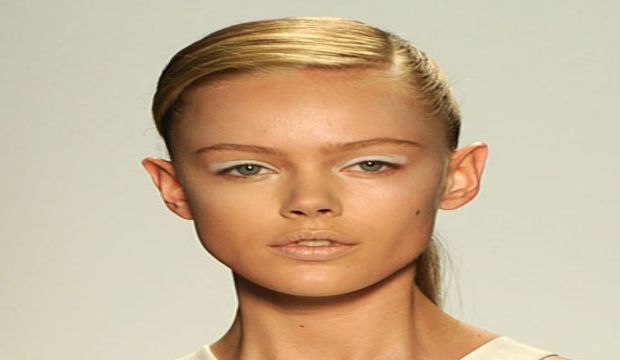 Kenarlardan ayrılmış saçlar...