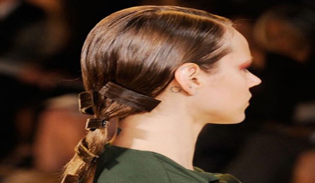 Yeni sezonda gevşek toplanmış at kuyruğu...