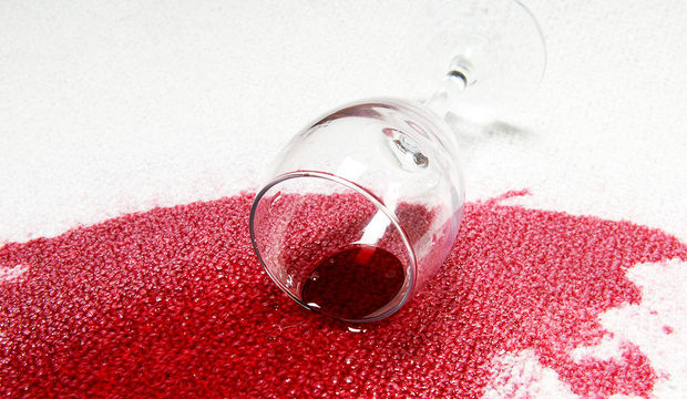 Halıya dökülen şarap lekesinin temizlenmesi