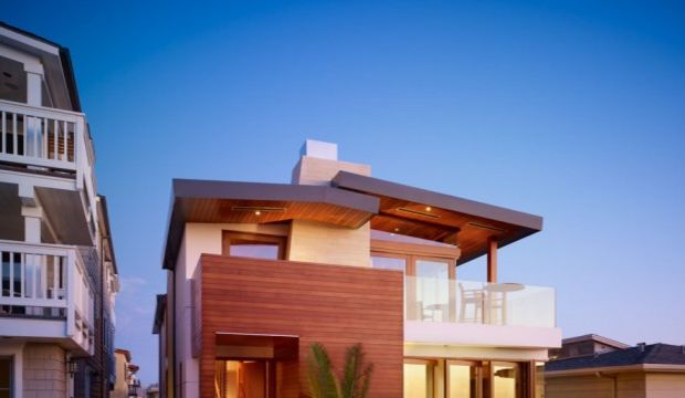 Malibu kıyısında ahşabın modern yorumu