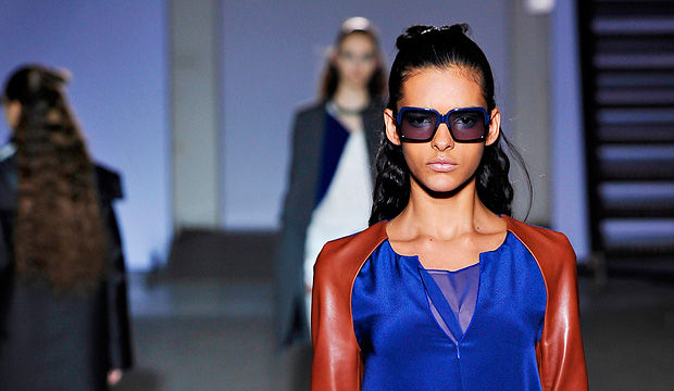 3.1 Philip Lim'in bisiklet üzerinde şık görünen kızları...