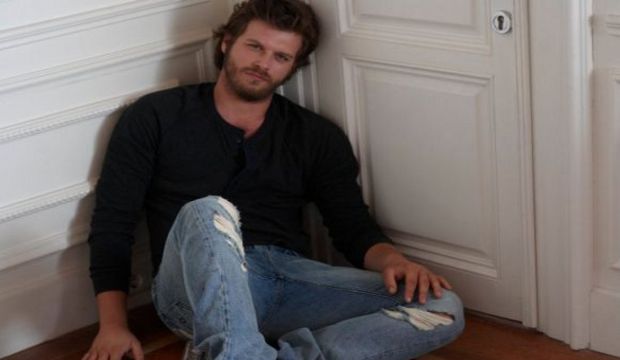 Mavi, defile şıklığını erkeklerin gardıroplarına taşıyor.