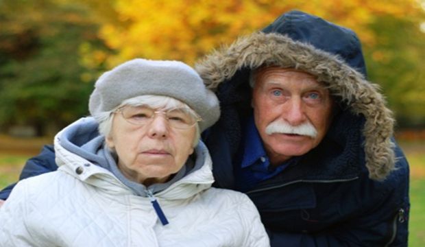 İğneye iplik geçiren Parkinson hastasının yüzü gülüyor