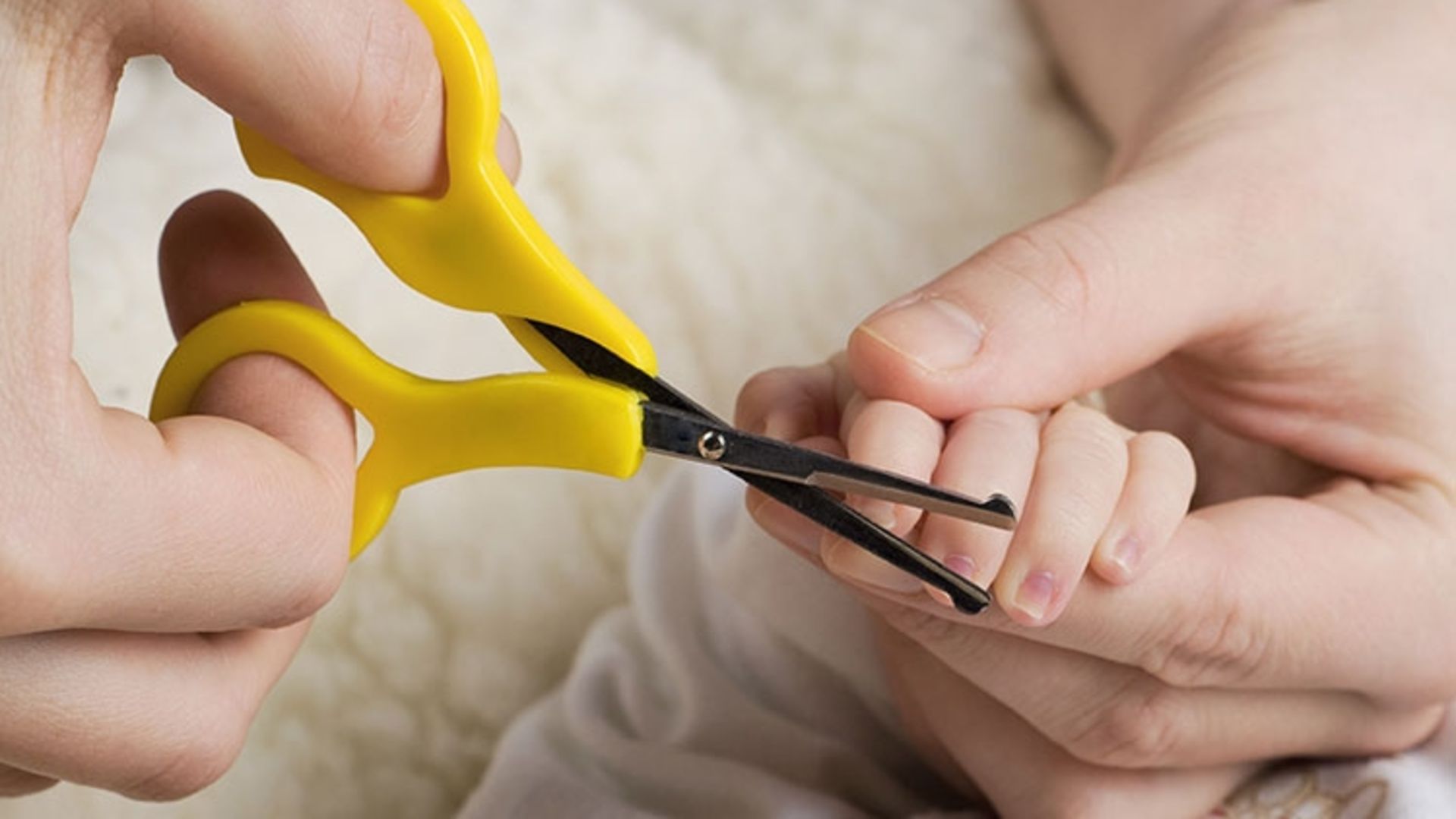 Как подстричь новорожденного. Стричь ногти ребенку. Стрижка ногтей новорожденному. Ребенок подстригает ногти. Подстриженные ногти.