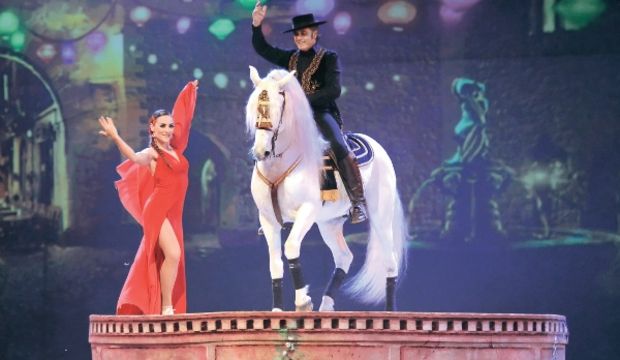 At, bale ve müziği birleştiren şov