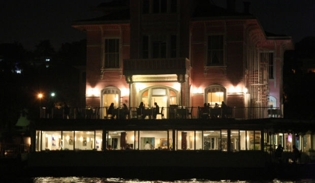 Boğaz'daki yalıda unutulmaz Ege geceleri