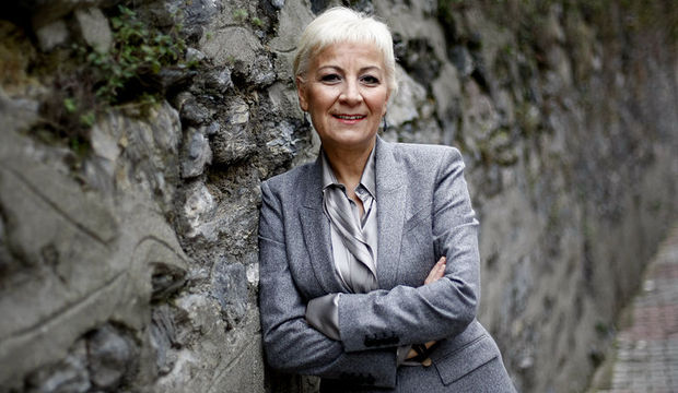 Siyasete kadın eli değdi