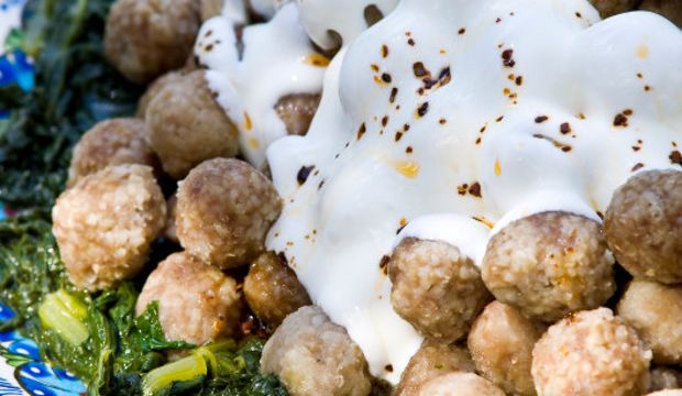 Pazı üzerinde bulgurlu köfte