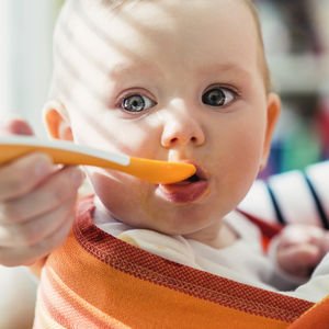 Bebeğinize 1 yaşından önce bu besinleri vermeyin! 