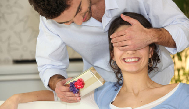Sevgilisine hediye seçmekte zorlanan erkeklere hediye rehberi