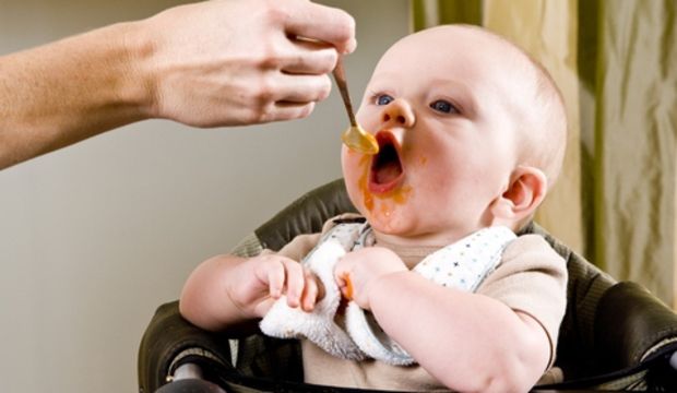 Bebekleri kaşıkla beslemeyin!