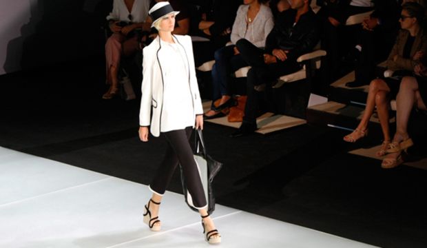 Emporio Armani 2012 İlkbahar/Yaz Koleksiyonu siyahla beyazı birleştiriyor