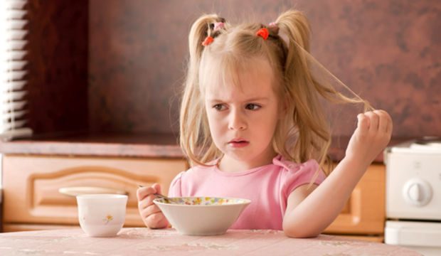 Ailesinden yeterince sevgi görmeyen çocuk yemiyor!