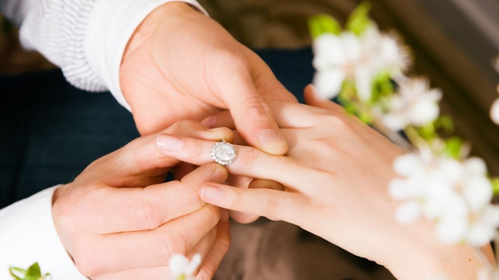 Сны к замужеству. Кольцо для предложения девушке. Предложение руки и сердца. Обручальное кольцо для предложения. Дарит кольцо.