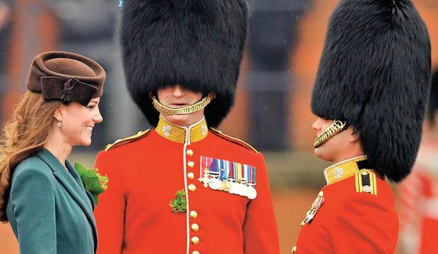 Düşes bayılttı...