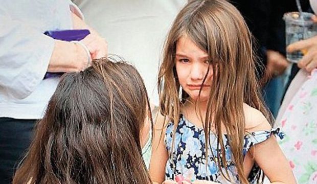 Suri paparazzileri görünce ağlıyor!