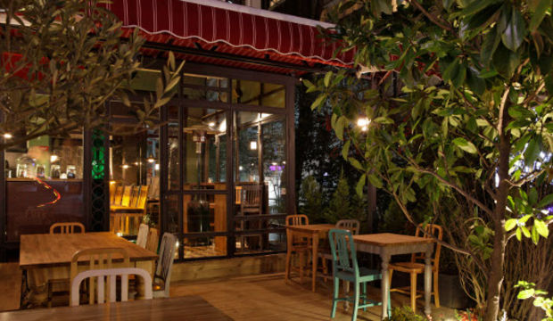Bağdat Caddesi'nin yemyeşil bahçesiyle misafirlerini karşılayan restoranı açıldı!