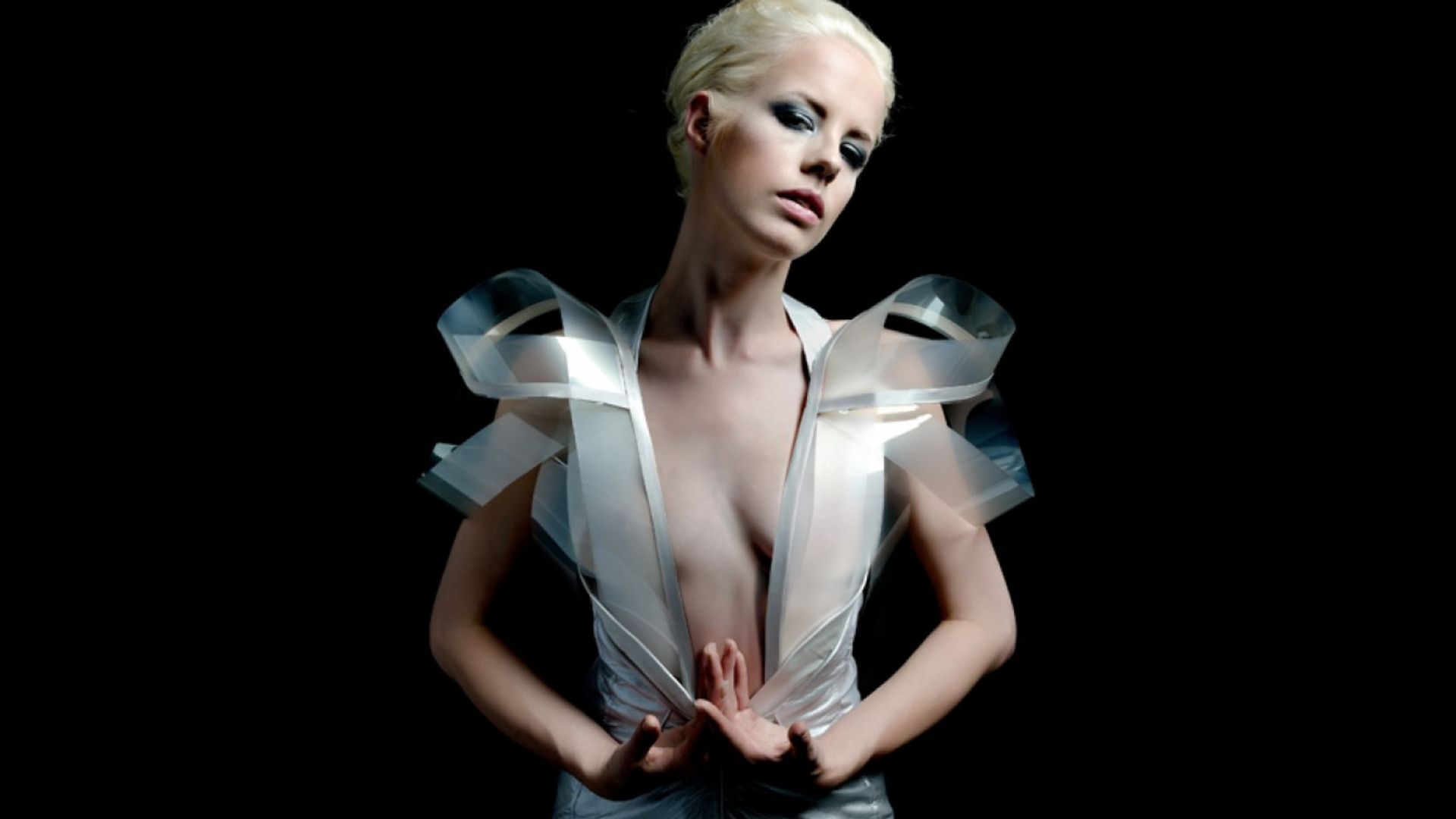 стать прозрачным. стала прозрачной. искренность и открытость. исчезающая одежда. открытость и прозрачность.