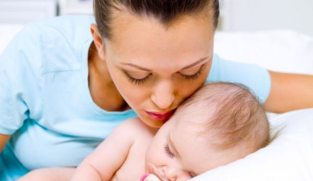 Bu anneler bebeklerini uyutmuyorlar! 