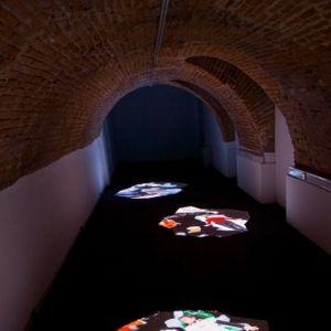 Mesaj karanlık odalarda...