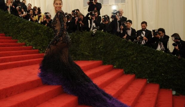 Moda camiasının en önemli gecesi; MET 2012'deki şıklık yarışı