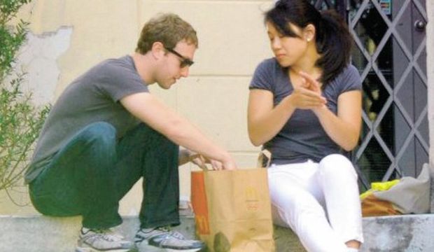 Mark Zuckerberg para çekemedi hamburger yedi