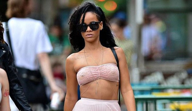 Rihanna transparan iç çamaşırıyla görüntülendi