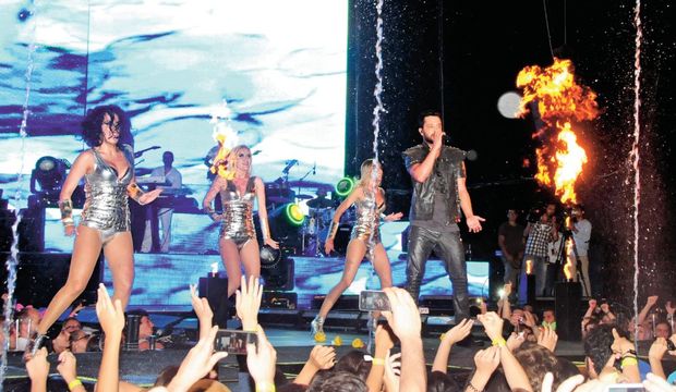 Boz sahneyi yaktı geçti